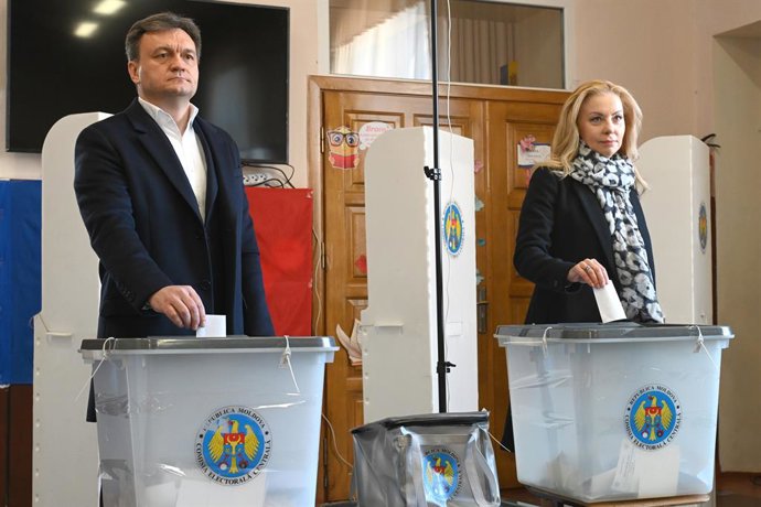 Archivo - CHISINAU, Nov. 3, 2024  -- Moldova's Prime Minister Dorin Recean (L) casts his ballot during the presidential runoff at a polling station in Chisinau, Moldova, Nov. 3, 2024. Moldova's presidential runoff is underway on Sunday, with incumbent Pre