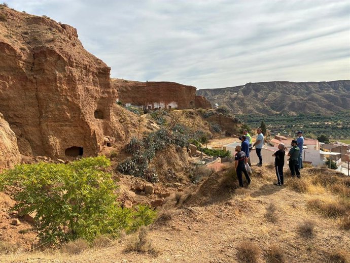 Imagen de este domigo de la visita al Cerro del Castillejo en Beas de Guadix (Granada) del diputado de Emergencias de la Diputación, el alcalde y técnicos de emergencias y jefe de bomberos.