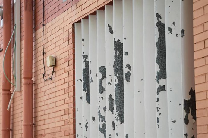 Renovación  de las lamas de las ventanas en los colegios públicos.