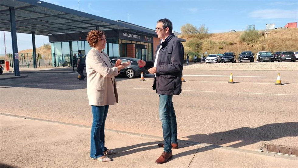 El secretario general del PSOE Teruel, Rafael Guía, junto a la concejal socialista en el Ayuntamiento de Alcañiz Irene Quintana, este domingo en el acceso al circuito de Motorland Aragón.