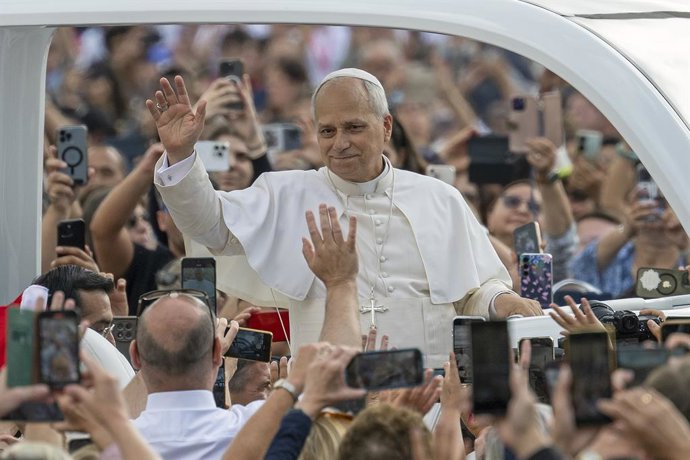 24 September 2025, Vatican, Vatican City: Pope Leo XIV greets the crowd at St Peter's square during a weekly general audience in The Vatican. Photo: Alessia Giuliani/IPA via ZUMA Press/dpa
