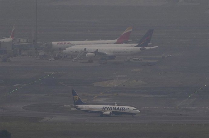 Archivo - Varios aviones entre la niebla en el aeropuerto Adolfo Suárez Madrid-Barajas, vistos desde Paracuellos del Jarama, en Madrid (España)