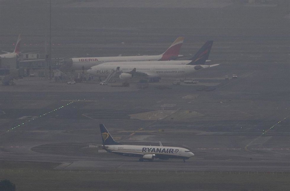 Archivo - Varios aviones entre la niebla en el aeropuerto Adolfo Suárez Madrid-Barajas, vistos desde Paracuellos del Jarama, en Madrid (España)