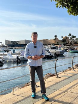 El parlamentario autonómico por Almería del PP Juan José Salvador, en una imagen en el puerto de Roquetas de Mar.