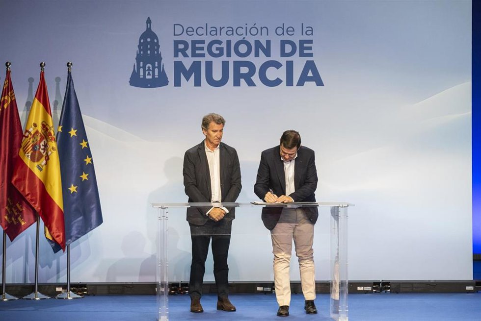 El presidente del Partido Popular, Alberto Núñez Feijóo (i), y el presidente de la Junta de Castilla y León, Alfonso Fernández Mañueco (d),  en la firma de la Declaración de la Región de Murcia.