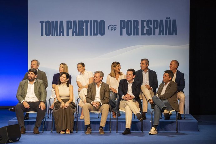 Los presidentes autonómicos del PP durante la clausura del acto de presentación de la ‘Declaración de la Región de Murcia’, en el Teatro Circo de Murcia, a 28 de septiembre de 2025, en Murcia (España). Feijóo clausura la cumbre de dirigentes autonómicos d