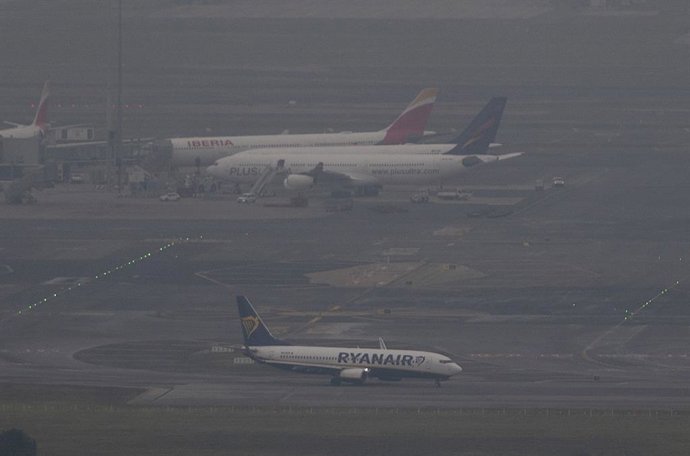 Archivo - Varios aviones entre la niebla en el aeropuerto Adolfo Suárez Madrid-Barajas, vistos desde Paracuellos del Jarama, en Madrid (España)