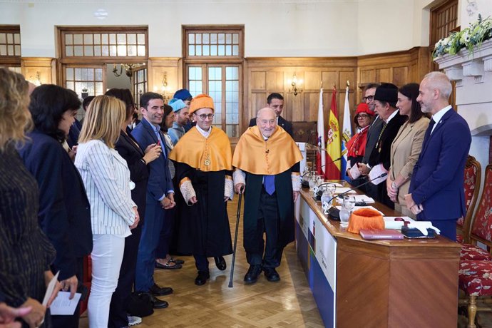Acto académico de investidura por parte de la Universidad Internacional Menéndez Pelayo (UIMP) como doctor honoris causa al economista y profesor Joseph E. Stiglitz (d), en el Real Palacio de la Magdalena, a 28 de septiembre de 2025, en Santander, Cantabr