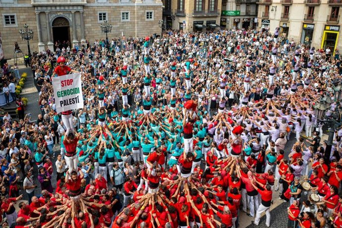 Uno de los castells que ha culninado con una pancarta