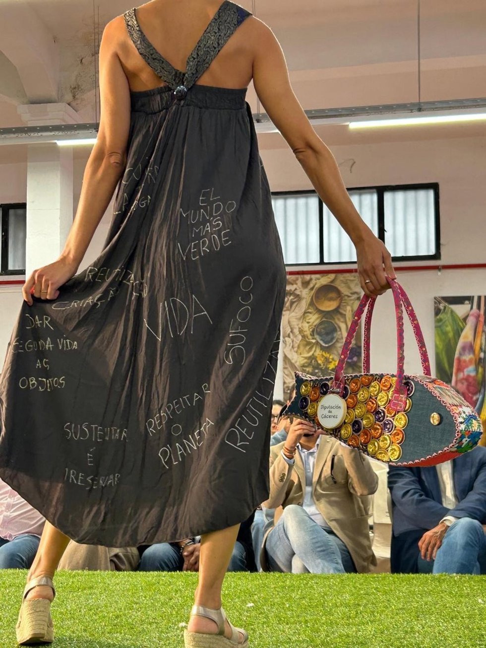 El desfile ha tenido lugar este domingo en la Plaza del Mercado de Plasencia