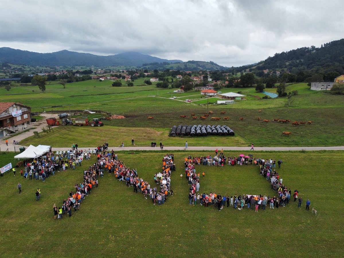 Más de 500 personas se concentran en Penagos contra la subestación y las torres del polígono eólico Briesa