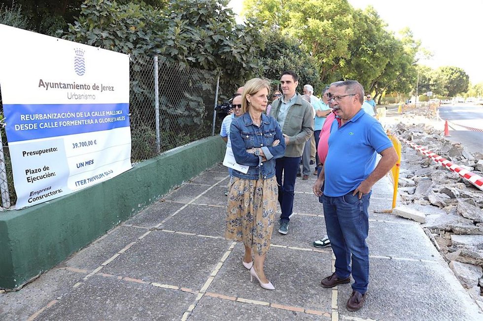 La alcaldesa de Jerez, María José García-Pelayo, visitando las obras de reurbanización de la calle Mallorca.