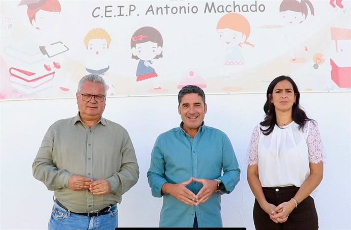 (Desde Izda.) Morales, Reyes Y Benavides, Ante El CEIP Antonio Machado De Pedro Abad.