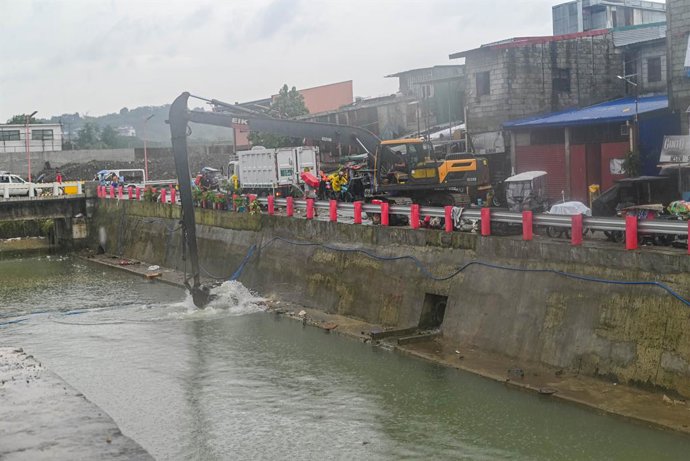 Archivo - July 23, 2025, Quezon City, Quezon, Philippines: An excavator pulls debris out from the river as part of the clearing and cleanup operation.