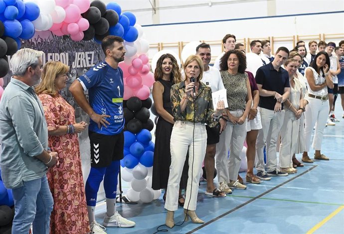 La alcaldesa de Jerez (Cádiz), María José García-Pelayo, junto al Club Voleibol Jerez.