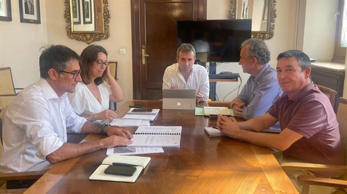 Un momento de la reunión de Millán (centro) y Colomo (izda.) con consultores y técnicos municipales.