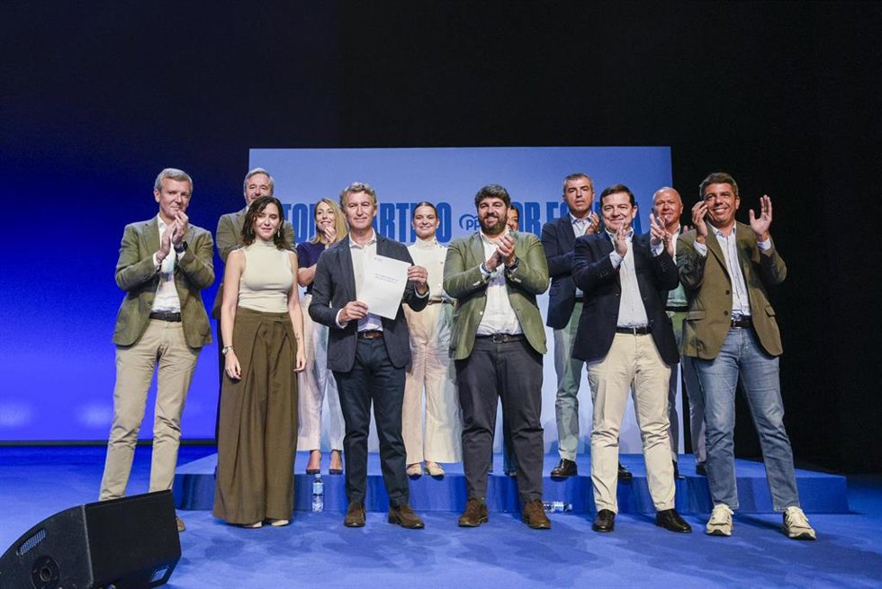 El presidente del Partido Popular, Alberto Núñez Feijóo, y los presidentes autonómicos del PP durante la clausura del acto de presentación de la Declaración de la Región de Murcia, en el Teatro Circo de Murcia, a 28 de septiembre de 2025, en Murcia (E