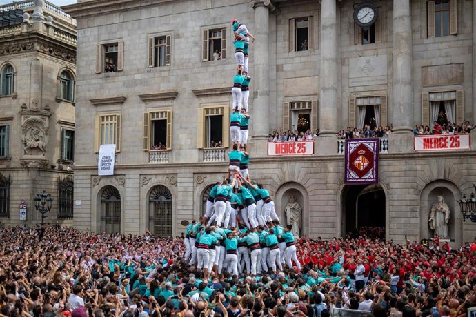 Centenares de personas durante la Jornada de 'Castellers' de la fiesta mayor de La Mercè, en la plaza Sant Jaume, a 28 de septiembre de 2025, en Barcelona, Catalunya (España)
