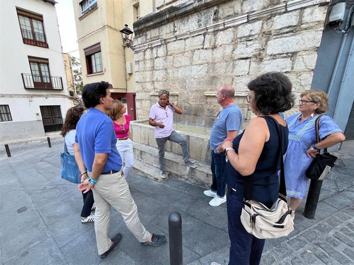 Un momento de la visita de los ediles del PP al barrio de La Merced.