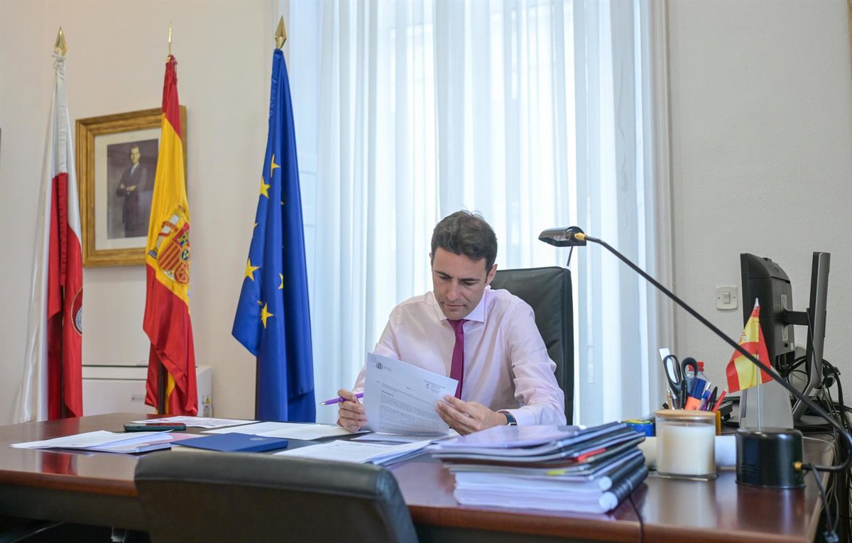 Casares reconoce una incidencia en las pulseras antimaltrado en Cantabria, que  duró pocos días 
