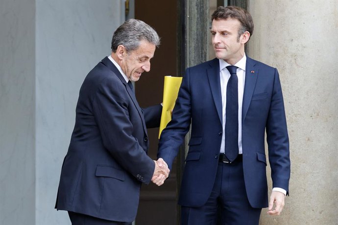 Archivo - 25 de fevereiro de 2022, França, Paris: O presidente francês Emmanuel Macron (dir.) se despede do ex-presidente francês Nicolas Sarkozy após seu encontro no Palácio do Eliseu Foto: Ludovic Marin/AFP/dpa