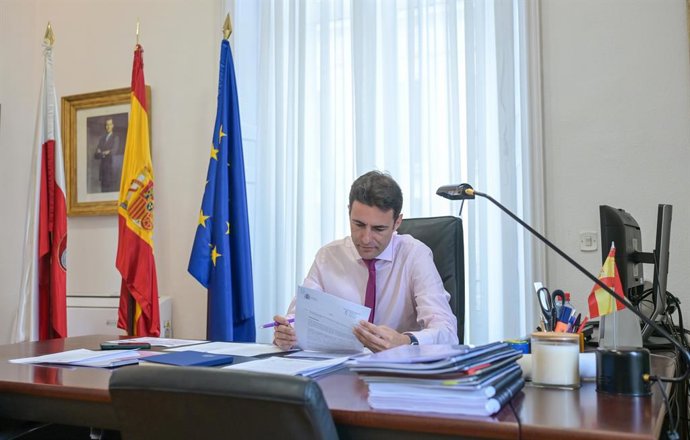Archivo - El delegado del Gobierno en Cantabria, Pedro Casares, en su despacho