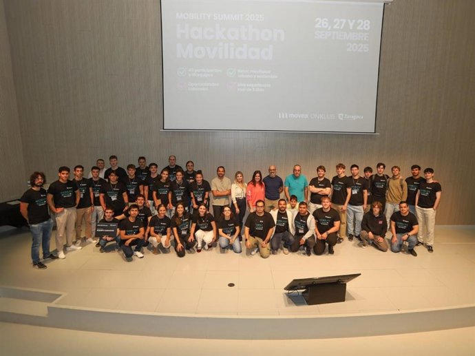 La consejera municipal Tatiana Gaudes, junto a los participantes en el Mobility Hackaton Zaragoza 2025 celebrado este fin de semana en Etopia.