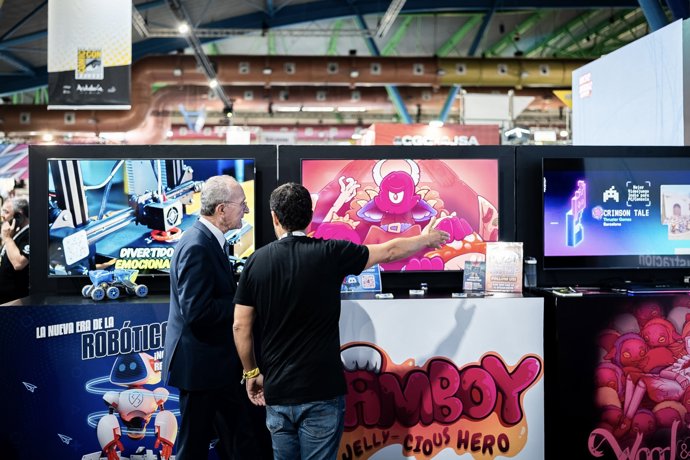 El alcalde de Málaga, Francisco de la Torre, visitando los expositores del San Diego Comic-Con Málaga.