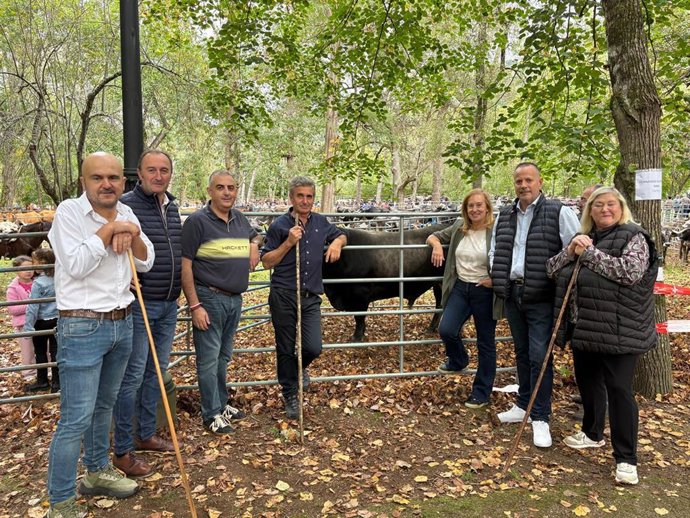 Autoridades en la feria ganadera de Alceda