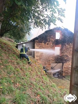 Un bombero sofocando un incendio
