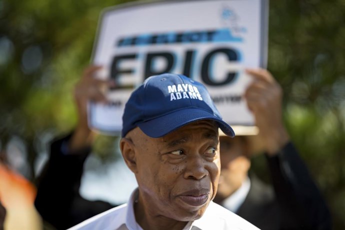 13 de setembro de 2025, Nova York, Ny, Estados Unidos: O prefeito Eric Adams realiza um comício no sul do Brooklyn para sua reeleição em 13 de setembro de 2025. Apesar dos rumores de que o presidente Donald Trump poderia oferecer a Adams um cargo em sua a