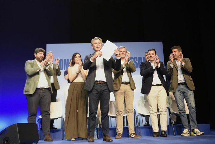 El presidente del Partido Popular, Alberto Núñez Feijóo (c), durante la clausura del acto de presentación de la ‘Declaración de la Región de Murcia’, en el Teatro Circo de Murcia