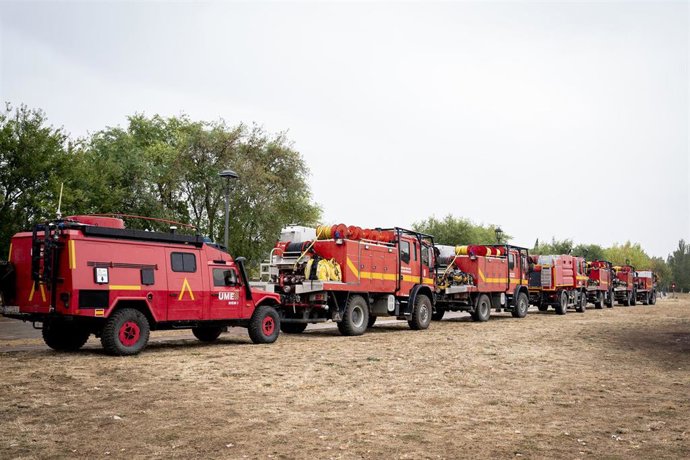 Despliegue de vehículos de la UME en Riaza (Segovia) por el incendio en el entorno del Pico del Lobo, que ha entrado en Castilla y León