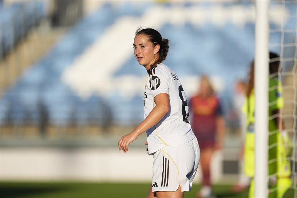 La centrocampista alemana Sara Dbritz durante un partido con el Real Madrid en la Liga F Moeve 25-26