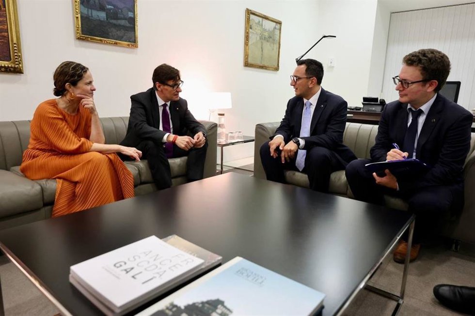 El presidente de la Generalitat, Salvador Illa, se ha reunido este domingo por la tarde con el comisario europeo de Equidad Intergeneracional, Juventud, Cultura y Deporte, Glenn Micallef, en el marco de Mondiacult 2025