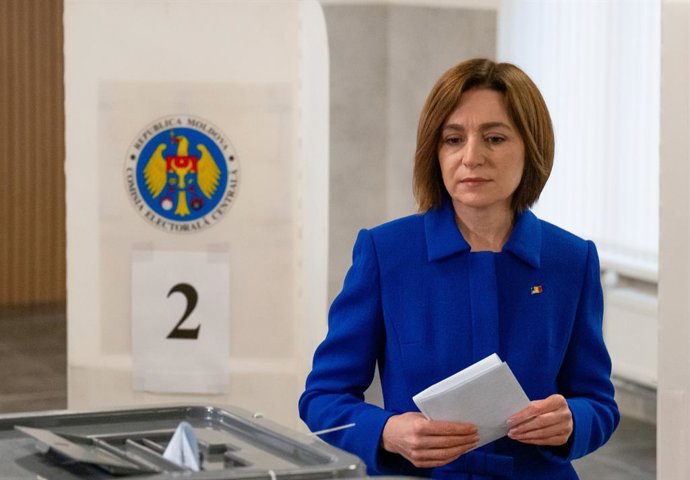MOLDOVA, CHISINAU - SEPTEMBER 28, 2025: Moldova's President Maia Sandu votes in the 2025 Moldovan parliamentary election