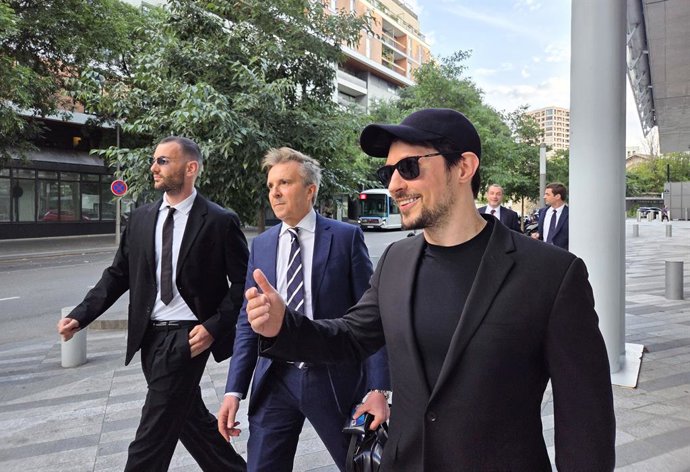 Archivo - FRANCE, PARIS - JULY 28, 2025: Telegram co-founder Pavel Durov (R) is seen after being questioned at a Paris court