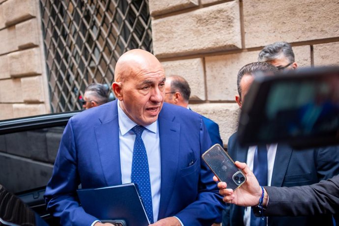 25 de setembro de 2025, Roma, Rm, Itália: O Ministro da Defesa da Itália, GUIDO CROSETTO, reúne-se com a imprensa do lado de fora do Senado, após informações sobre os ataques sofridos pela Global Sumud Flotilla e sobre os desenvolvimentos em andamento na 