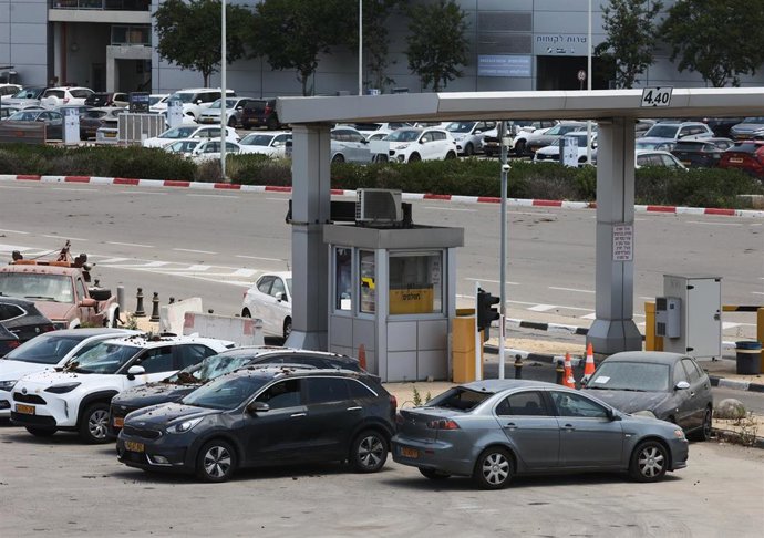 Archivo - Vista de vehículos a pie del aeropuerto Ben Gurión de Tel Aviv tras un ataque con misil lanzado desde Yemen