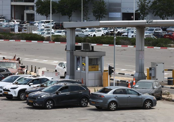 Archivo - TEL AVIV, 4 de maio de 2025 -- Veículos danificados são vistos perto do Aeroporto Internacional Ben Gurion após um ataque com mísseis em Tel Aviv, Israel, em 4 de maio de 2025. Um míssil lançado pelas forças Houthi do Iêmen atingiu o Aeroporto I
