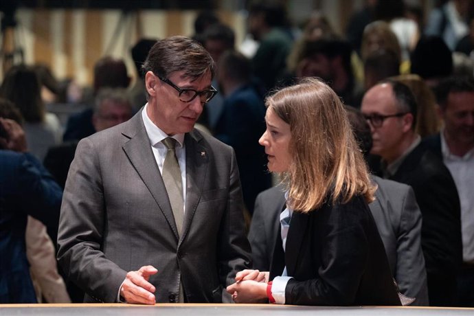Archivo - El presidente de la Generalitat de Cataluña, Salvador Illa, saluda a la presidenta del grupo Comuns Sumar, Jéssica Albiach, a 19 de mayo de 2025, en Vilanova i la Geltrú, Barcelona, Cataluña (España)
