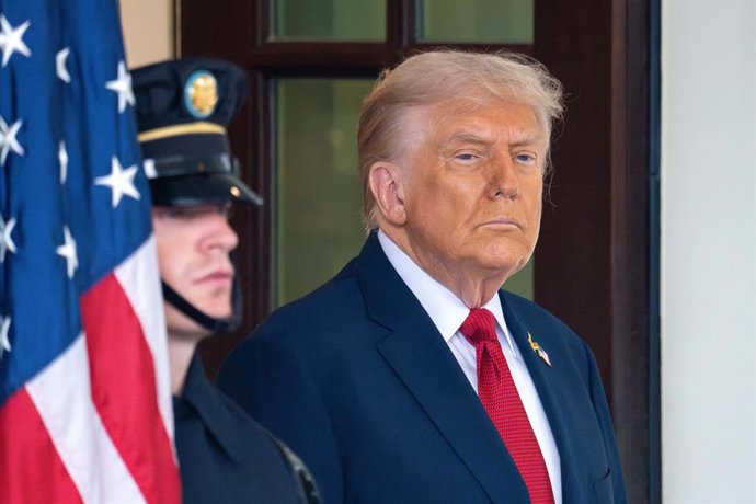 25 de setembro de 2025, Washington, Distrito de Columbia, EUA: O presidente DONALD TRUMP olha para a mídia do lado de fora da Ala Oeste enquanto espera em frente a um soldado do Exército dos EUA carregando a bandeira americana para cumprimentar o presiden