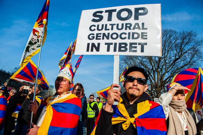 Archivo - Un hombre sostiene una pancarta contra el "genocidio cultural" en el Tíbet en la conmemoración del 66.º aniversario del levantamiento nacional tibetano de 1959 contra la ocupación china, en La Haya, Países Bajos