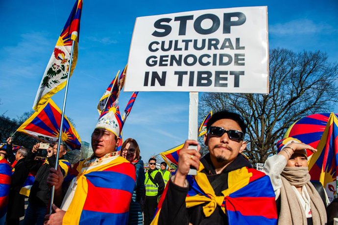 Archivo - Arquivo - 10 de março de 2025, Haia, Holanda: Um homem é visto segurando um cartaz contra o genocídio no Tibete. Tibetanos e simpatizantes do Tibete comemoraram o 66º aniversário da Revolta Nacional Tibetana de 1959 contra a ocupação chinesa. As