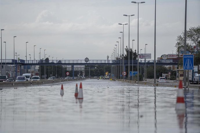 Archivo - Tramo inundado de la autovía del Este, A-3, en la salida de Valencia, a 12 de noviembre de 2022, en Valencia, Comunidad de Valencia, (España).