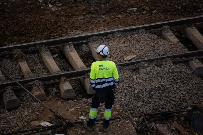 Operario trabajando en la reparación de las vías del tren.