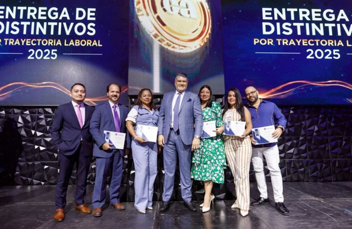 300 colaboradores  Caja de Ahorros