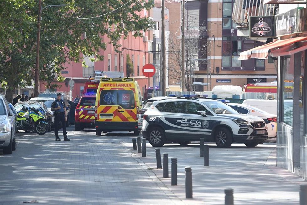 Equipos de emergencias trabajan en Manuel Maroto, en Puente de Vallecas