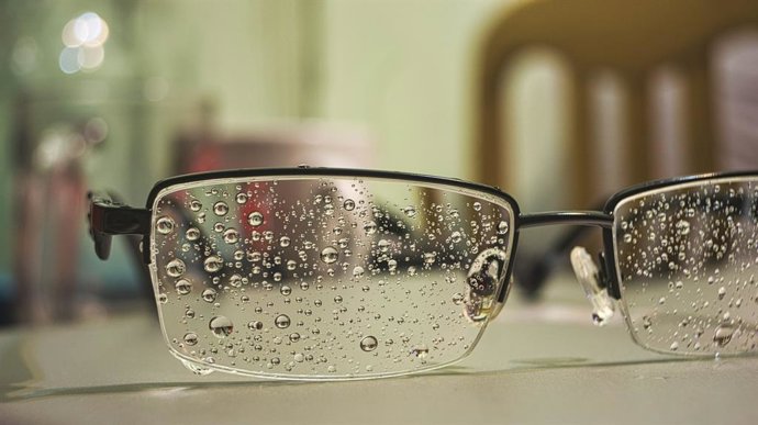 El sencillo truco recomendado por ópticas para limpiar las gafas y dejarlas como nuevas: nada de microfibra ni líquidos