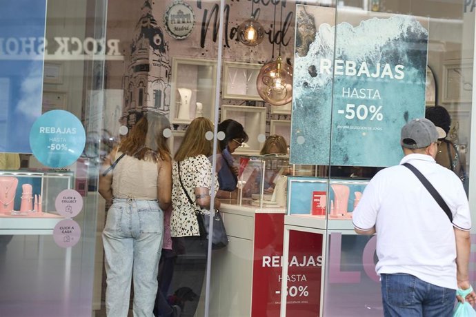 Archivo - Imagen de archivo de un escaparate anunciando las rebajas de una tienda.